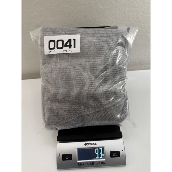 NWT Chelsea & Theodore 100% Cashmere Sweater w/ Heart Elbow Patch - Medium -Grey - Picture 7 of 7